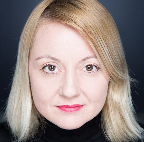 Alina Berzunțeanu – „Mă face fericită teatrul”